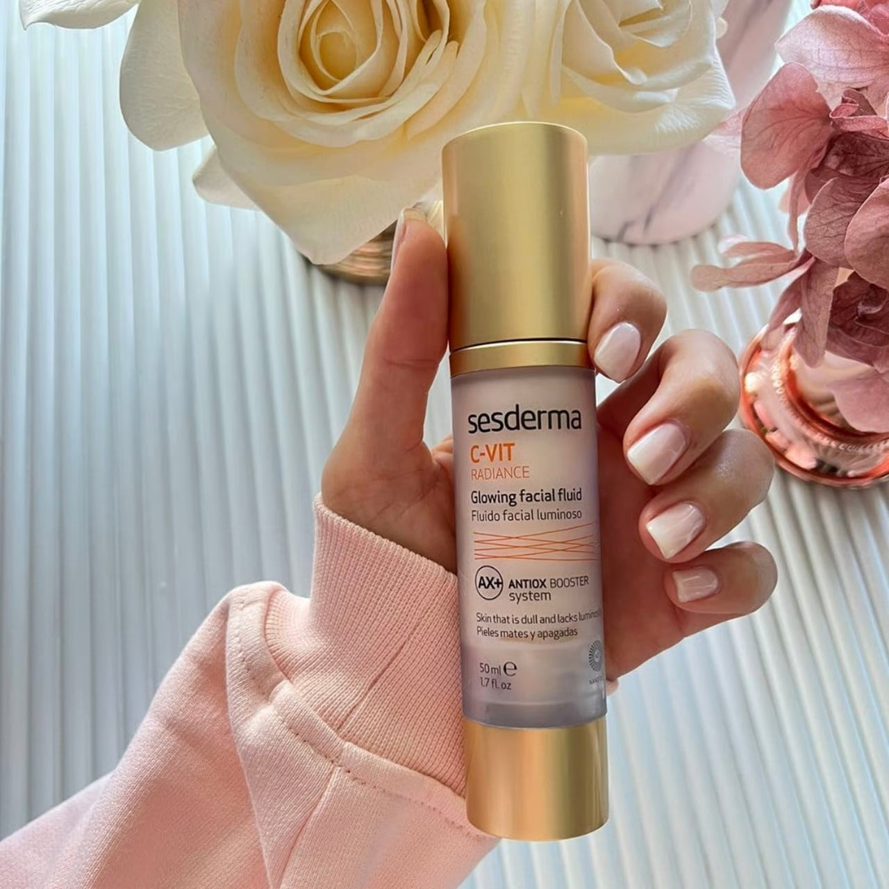 Sesderma C-Vit Radiance Glowing Fluid 50ml provides instantaneous brightness and vitality, improves the texture of the skin, and contributes to the elimination of other signs of photoaging, such as wrinkles and fine lines.
